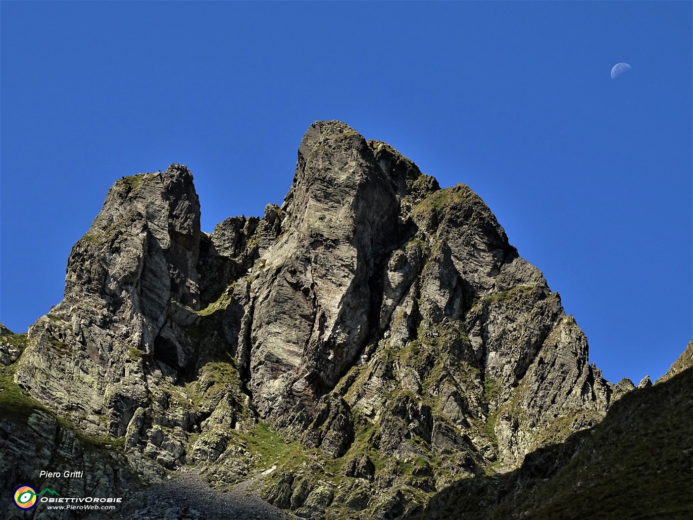 31 Vista sullo splendido Valletto con luna in cieloa dx ora.JPG